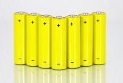 充电电池和普通电池怎么分别（充电电池和一次性电池有什么区别）