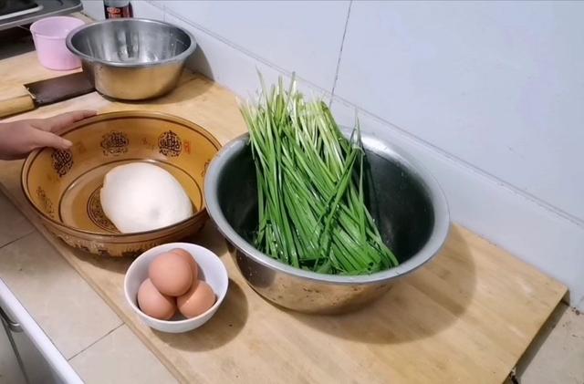 韭菜鸡蛋馅怎么调（韭菜鸡蛋馅最简单调馅方法）(2)