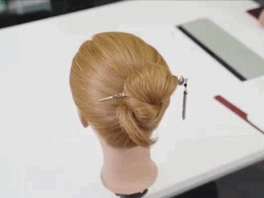 盘头发的方法图解（4种优雅风盘发教程）(1)