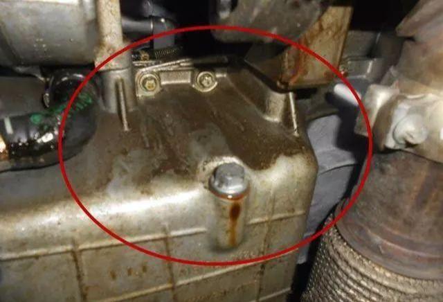 发动机渗油有什么影响（汽车发动机漏油了还能开吗）(3)