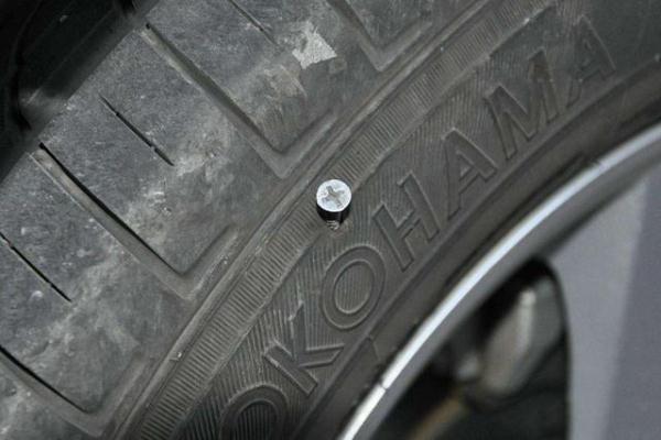轮胎找不到漏气却一直亏气（汽车轮胎亏气但检查不出来）(2)