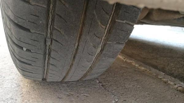轮胎找不到漏气却一直亏气（汽车轮胎亏气但检查不出来）(5)