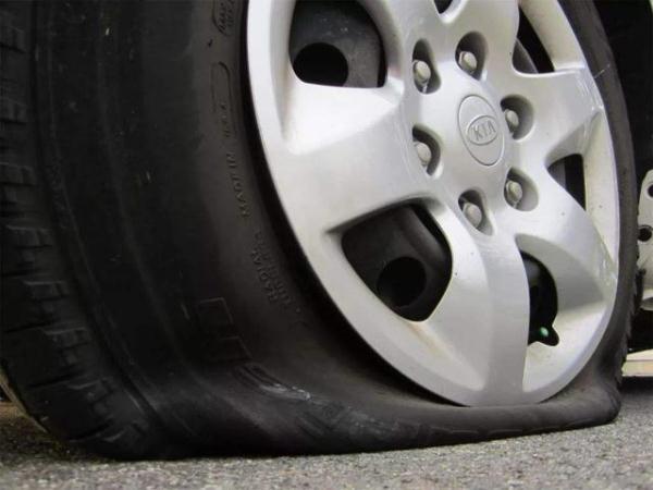 轮胎找不到漏气却一直亏气（汽车轮胎亏气但检查不出来）(4)