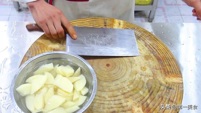 土豆怎么做才好吃又简单（厨师长分享”红烧土豆“的窍门）(2)